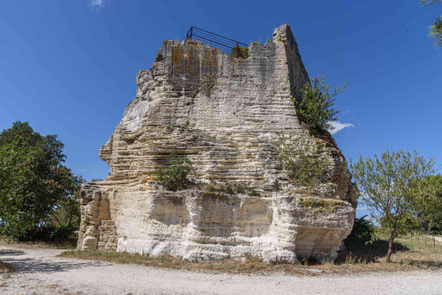 Francia - Beaucaire 004 - abadía troglodita de Saint-Roman.jpg